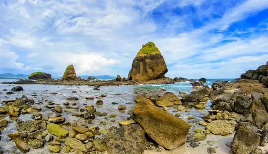 pantai tanjung papuma Pantai Tanjung Papuma: Romansa Pasir Putih dan Laut Biru Klasik